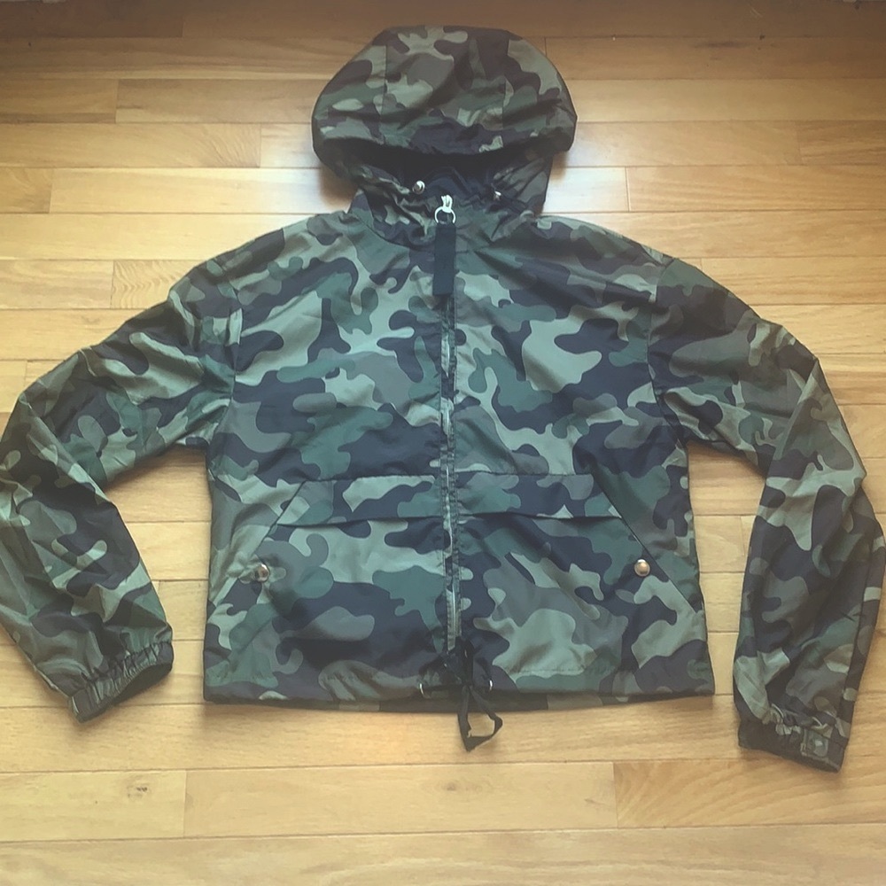 WIND BREAKER LOVE TREE NWOT NEVER WORN CAMO SUPER CUTE JACKET WITH POCKETS